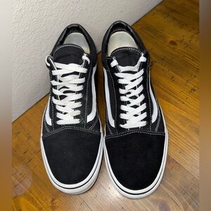 Vans Men's Classic Black and White Old Skool skate shoes- Size 12